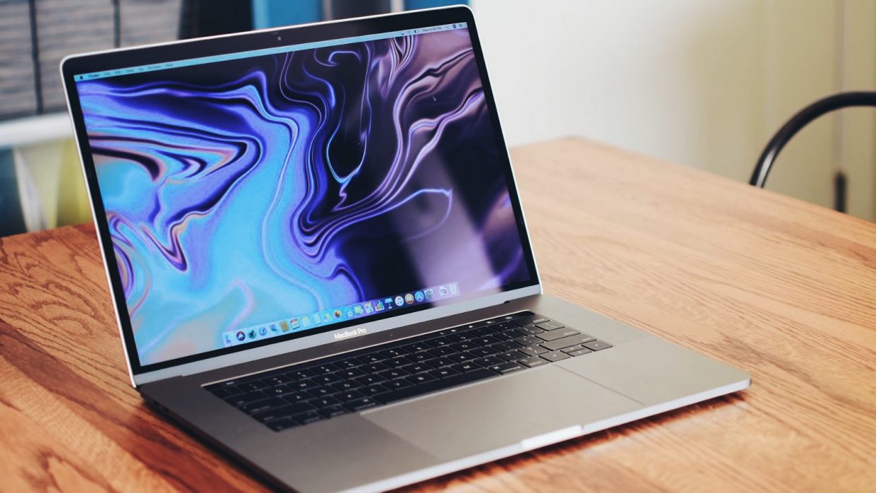 Плями на екрані MacBook - фото